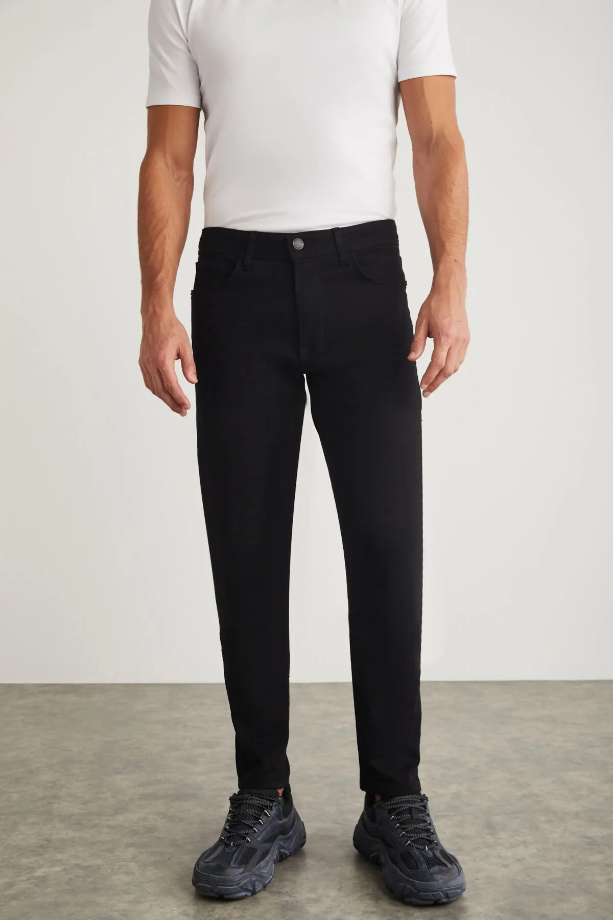 Antoni Men Tapered Fit Pipe Tota Thick textured flexible structure Magic denim jeans black jeans