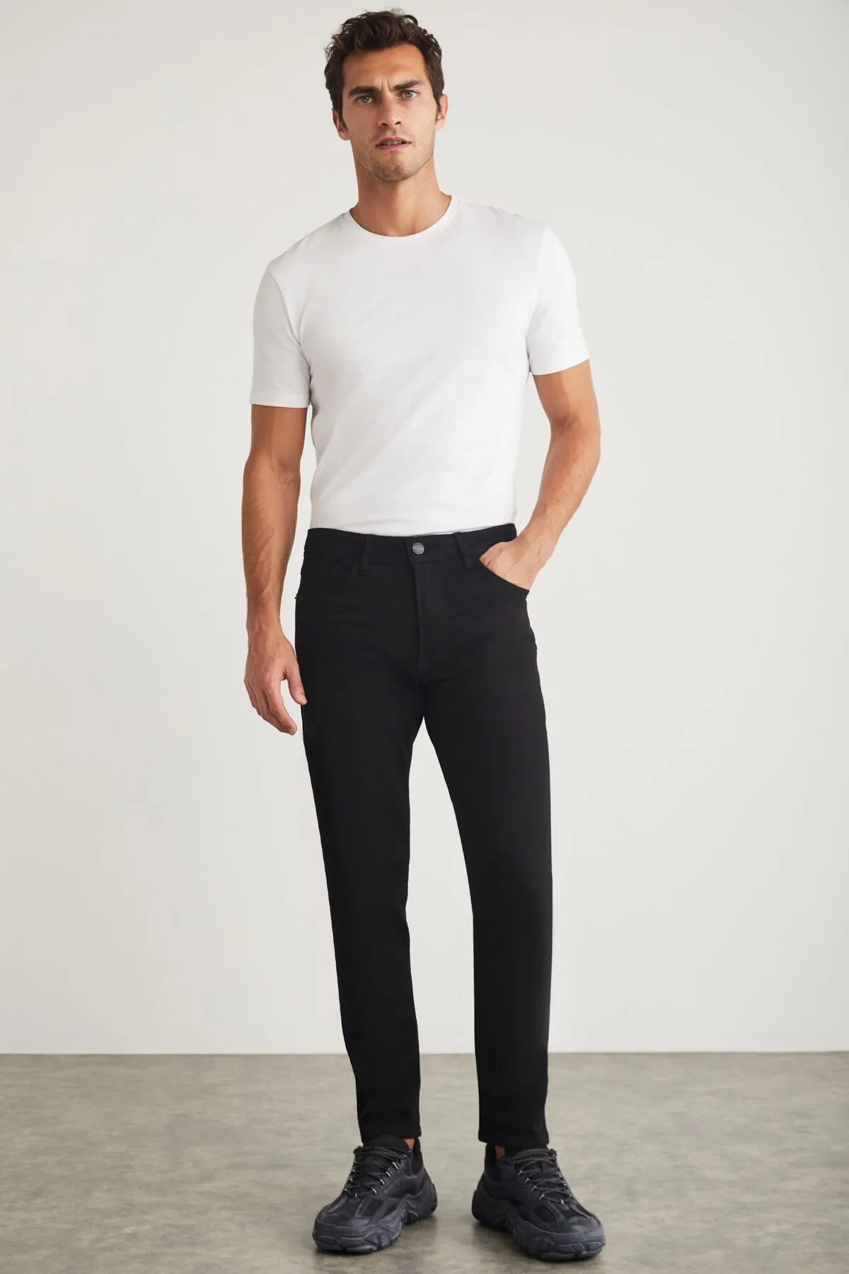 Antoni Men Tapered Fit Pipe Tota Thick textured flexible structure Magic denim jeans black jeans
