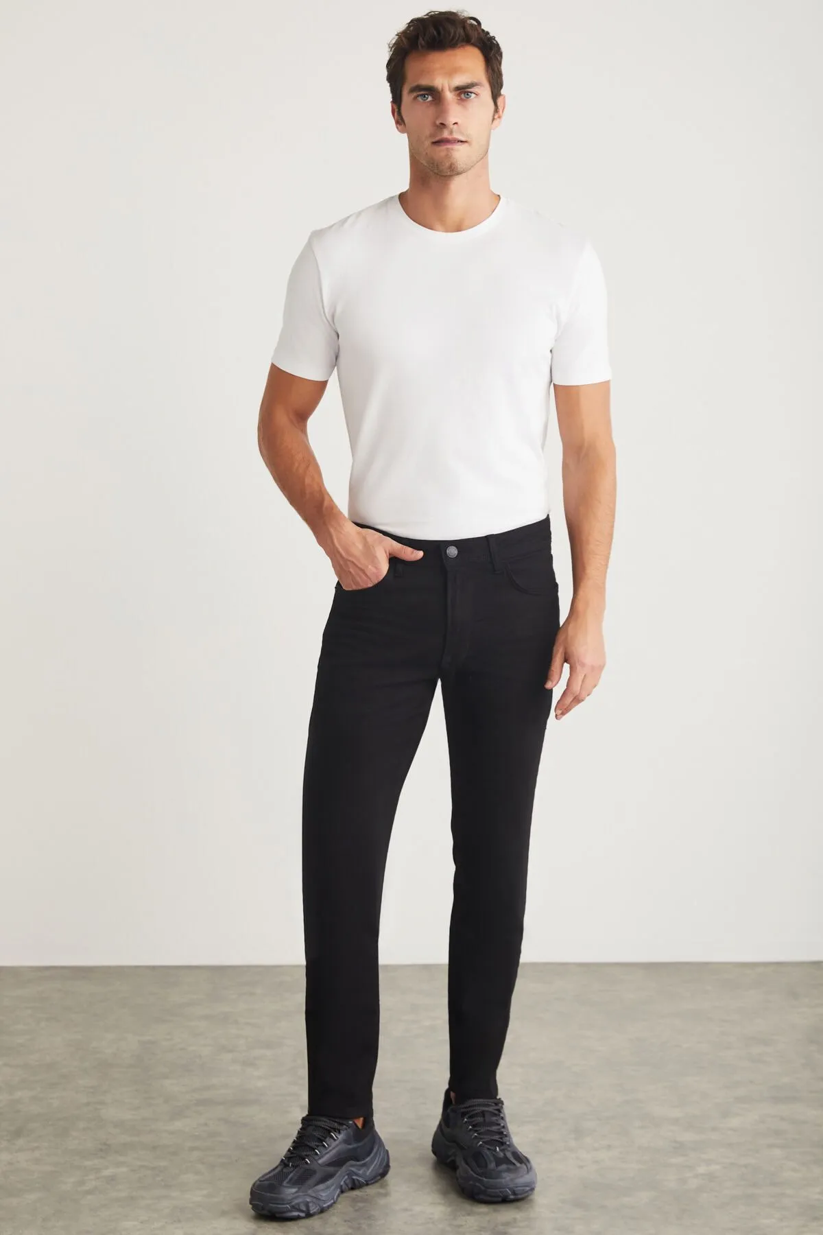 Antoni Men Tapered Fit Pipe Tota Thick textured flexible structure Magic denim jeans black jeans