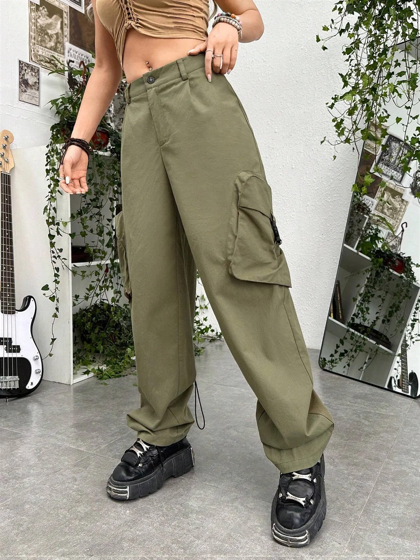 Ruched Back Flap Pocket Side Cargo Pants