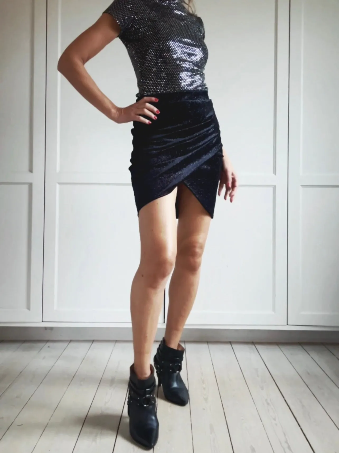 SHORT VELVET SKIRT WITH GLITTER - BLACK