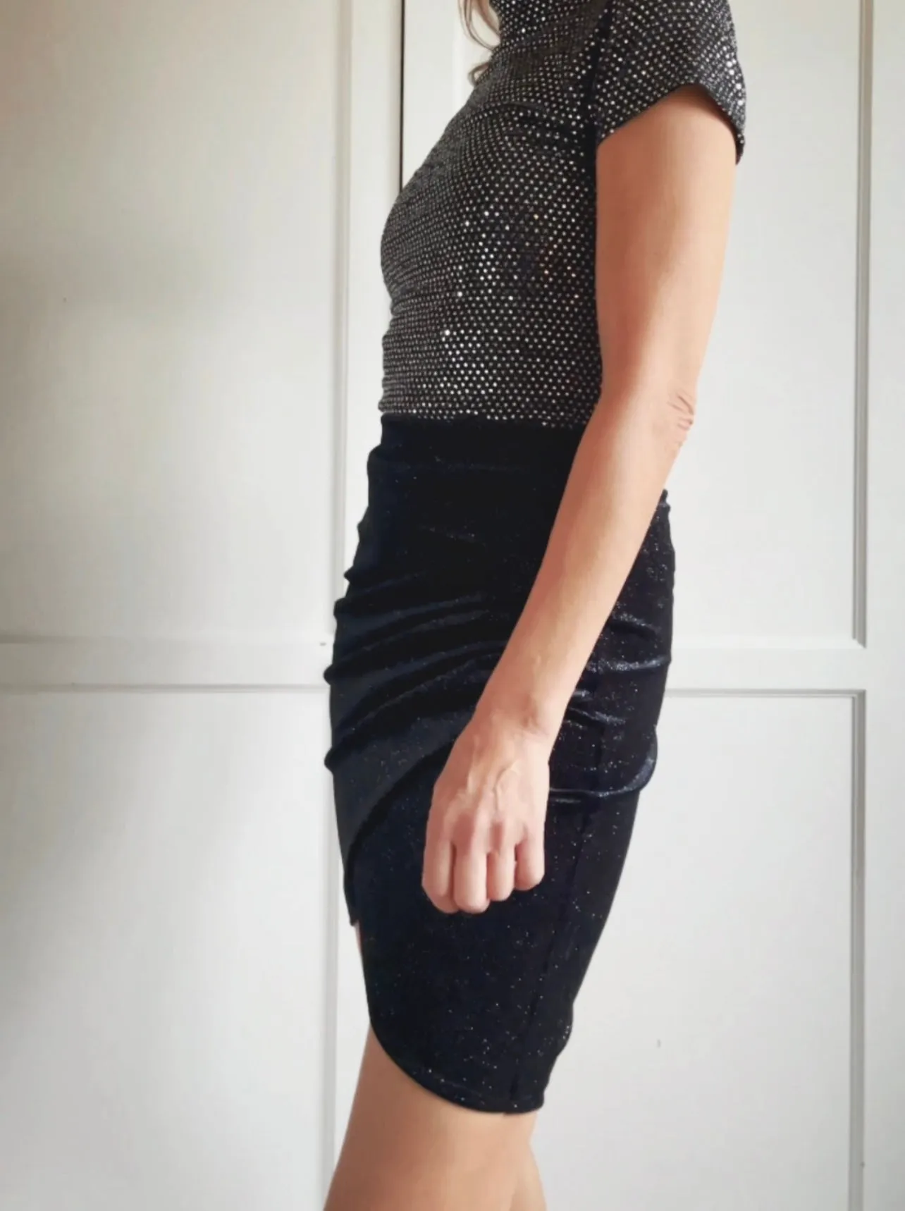SHORT VELVET SKIRT WITH GLITTER - BLACK