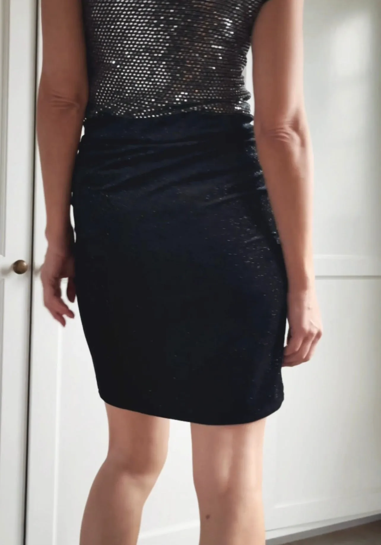 SHORT VELVET SKIRT WITH GLITTER - BLACK