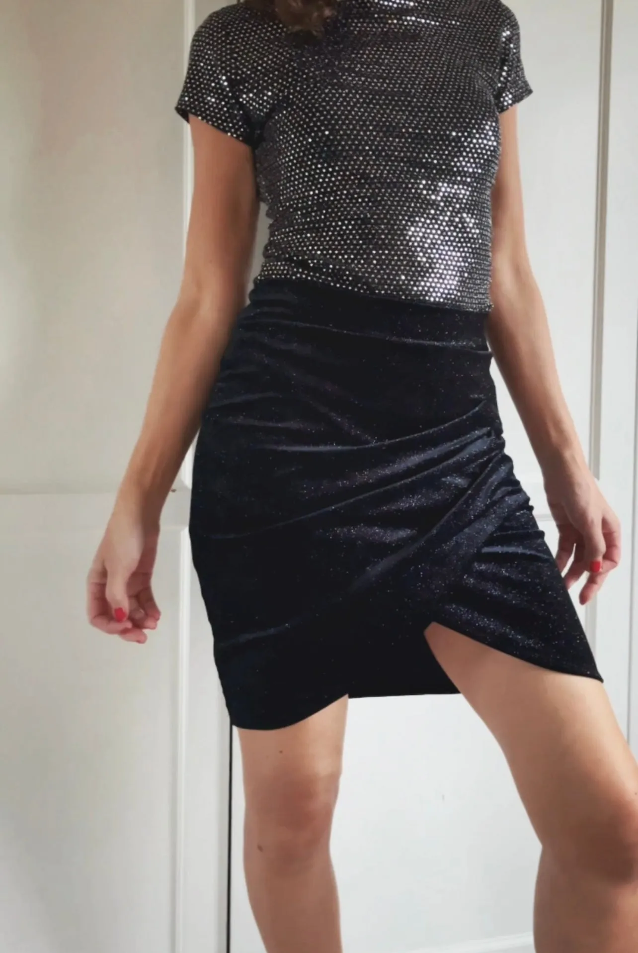 SHORT VELVET SKIRT WITH GLITTER - BLACK