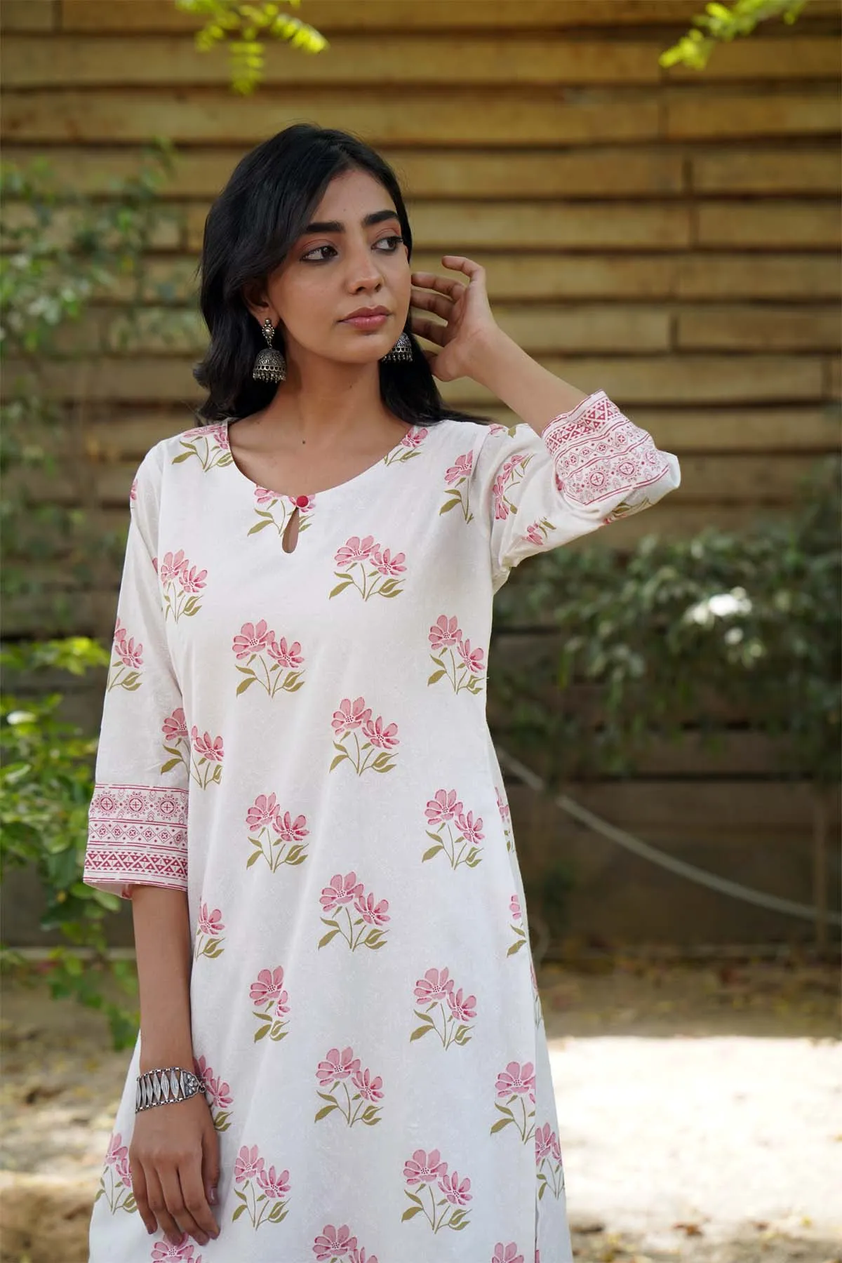 Straight Fit Kurta/Pant Set in White Floral Print