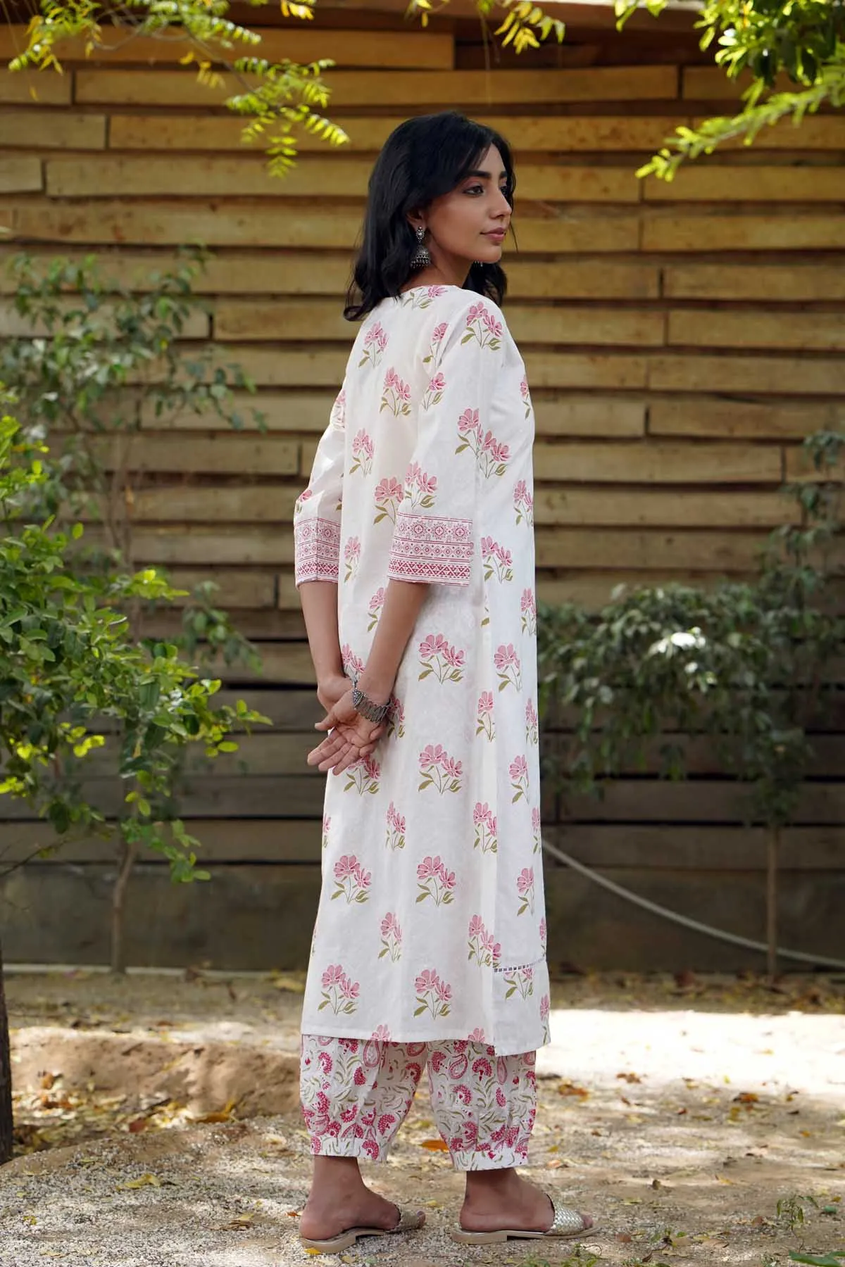 Straight Fit Kurta/Pant Set in White Floral Print